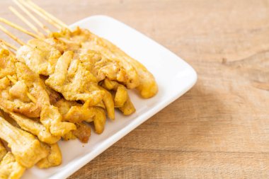 Domuz Satay-ızgara domuz fıstığı sosu veya tatlı ile servis ve 