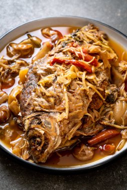 Salamura marul ile haşlanmış sazan balığı