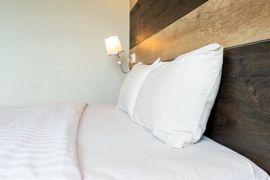 Beyaz rahat yastıklar 