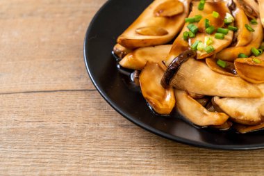 tavada kızartılmış Kral istiridye, istiridye soslu mantar