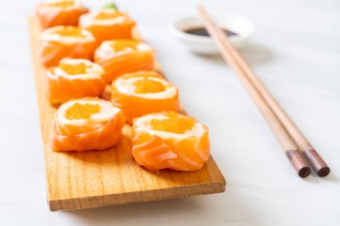 mayonez ve karides yumurta ile taze somon suşi rulo