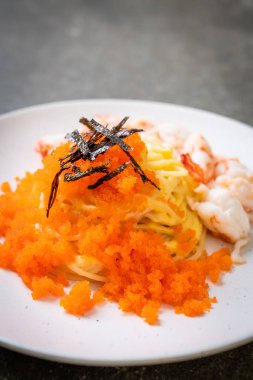 karidesler ve karides yumurtası ile spagetti kremsi