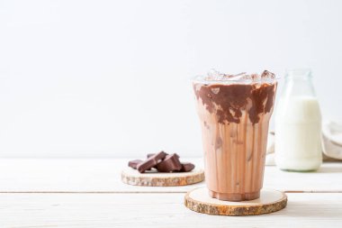 Buzlu çikolata milkshake içecek