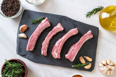 Taze Çiğ domuz kaburga malzemelerle