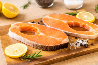 taze çiğ somon fileto biftek