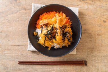 karides tempura pirinç kase karides yumurta ve deniz yosunu ile
