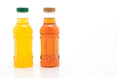 Beyaz arka planda yeşil çay şişesi