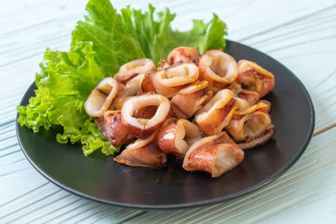 plaka üzerinde ızgara kalamar