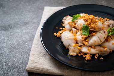 Kızarmış kalamar ve ahtapot sarımsak ile