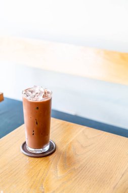 Ahşap masada buzlu çikolata.