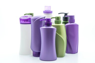 Beyaz arka plan üzerinde şampuan veya saç kremi şişe