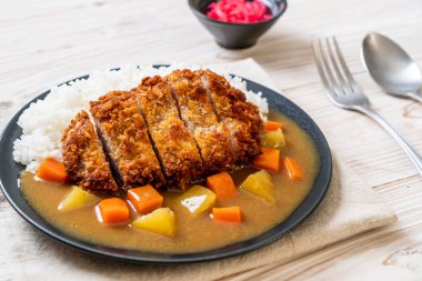 Çıtır çıtır kızarmış domuz pirzola köri ve pilav ile 