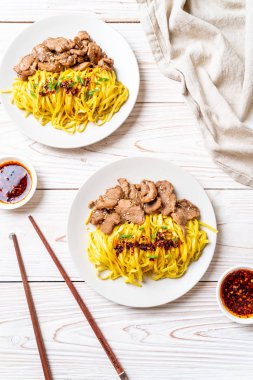 domuz eti ile Asya tavada kızartılmış erişte