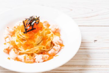 karidesler ve karides yumurtası ile spagetti kremsi