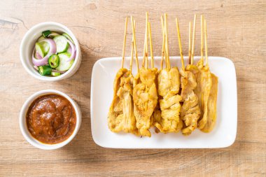 Domuz Satay-ızgara domuz fıstığı sosu veya tatlı ile servis ve 