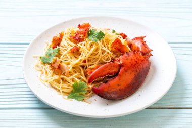 Makarna all'astice veya ıstakoz spagetti