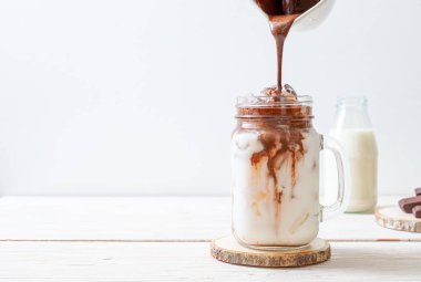 Buzlu çikolata milkshake içecek