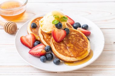 yaban mersini, çilek, bal ve vanilya buz-cr ile gözleme