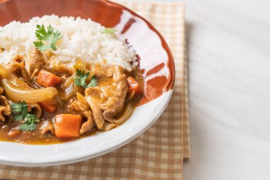 Japon köri pirinç dilimlenmiş domuz eti, havuç ve soğan ile