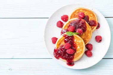 Taze ahududu ve frambuaz sos ile gözleme