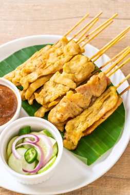 Domuz Satay-ızgara domuz fıstığı sosu veya tatlı ile servis ve 