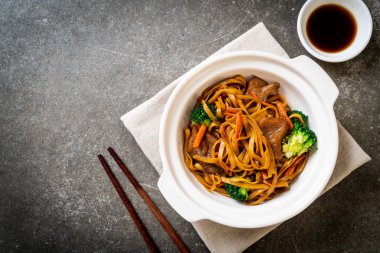 domuz ve sebze ile kızarmış erişte