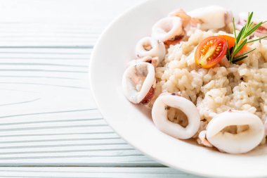 Kalamarlar veya ahtapot risotto