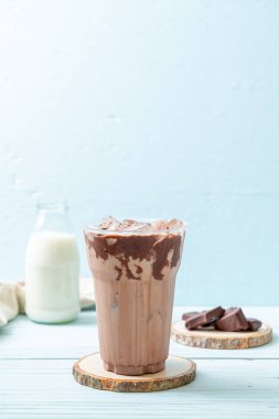 Buzlu çikolata milkshake içecek