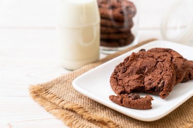 çikolata parçaları ile çikolatalı kurabiye 