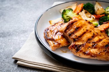 çukurunu tavuk göğsü biftek sebze ile