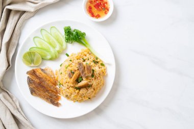 Gevrek gurami balığı kızarmış pilav