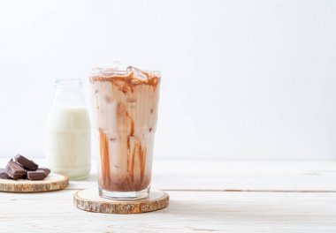 Buzlu çikolata milkshake içecek