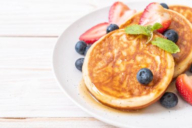 taze yaban mersini, taze çilek ve bal ile gözleme