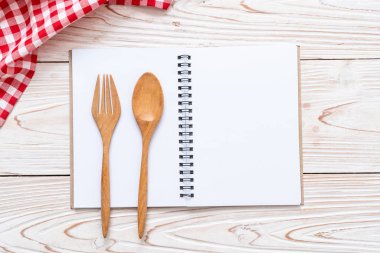 metin Not kopya sapce ile ahşap yüzeyde için boş defter