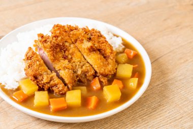 Çıtır çıtır kızarmış domuz pirzola köri ve pilav ile 