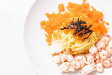 karidesler ve karides yumurtası ile spagetti kremsi