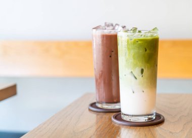 süt ve buzlu çikolata ile buzlu matcha yeşil çay 