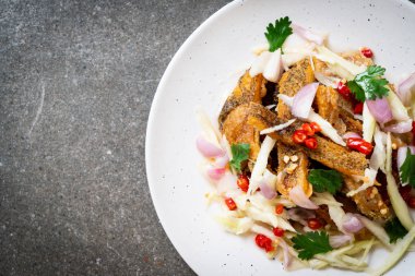 gevrek gurami balığı ile baharatlı salata