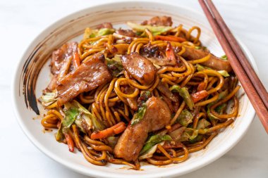 tavada kızartılmış yakisoba noodle domuz eti ile