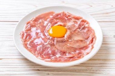 taze dilimlenmiş domuz yumurta ile ham