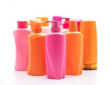 Beyaz arka plan üzerinde şampuan veya saç kremi şişe