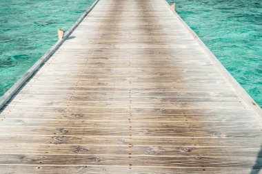 okyanus ile ahşap yürüyüş yolu