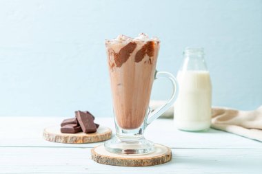 Buzlu çikolata milkshake içecek
