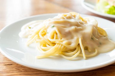 beyaz krem sos ile spagetti