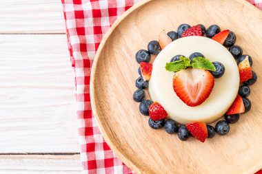 taze çilek ve yaban mersini ile yoğurt puding