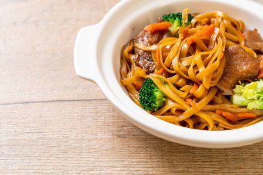 domuz ve sebze ile kızarmış erişte