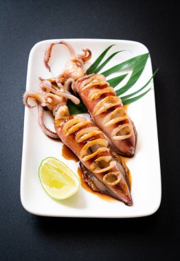 teriyaki soslu ızgara kalamar