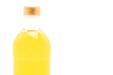 beyaz zemin üzerinde petrol şişe