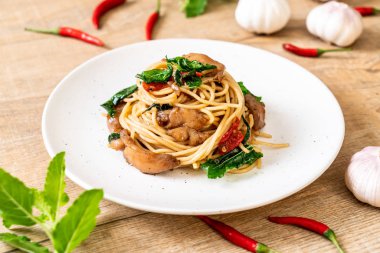 tavuk ve fesleğen ile karıştırın-kızarmış spagetti