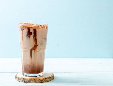 Buzlu çikolata milkshake içecek